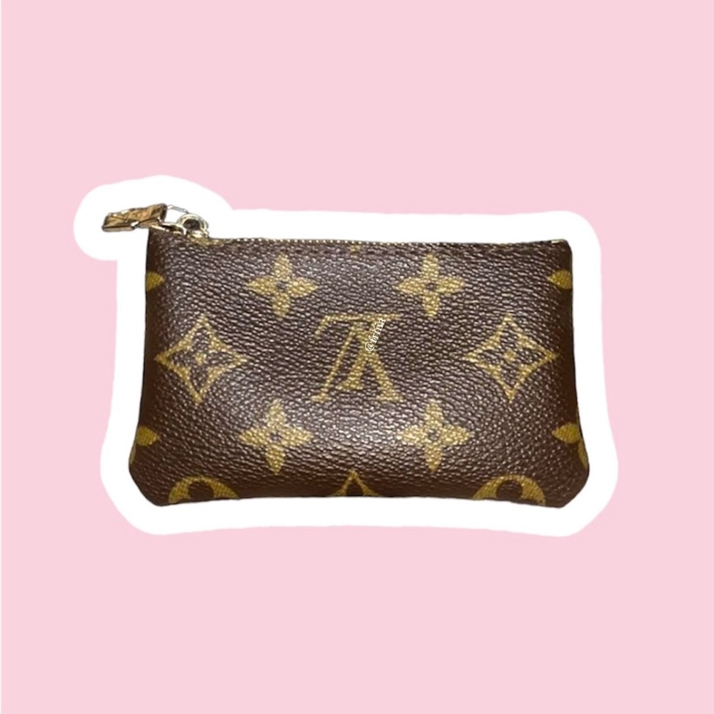 louis vuitton key pouch. (handmade)